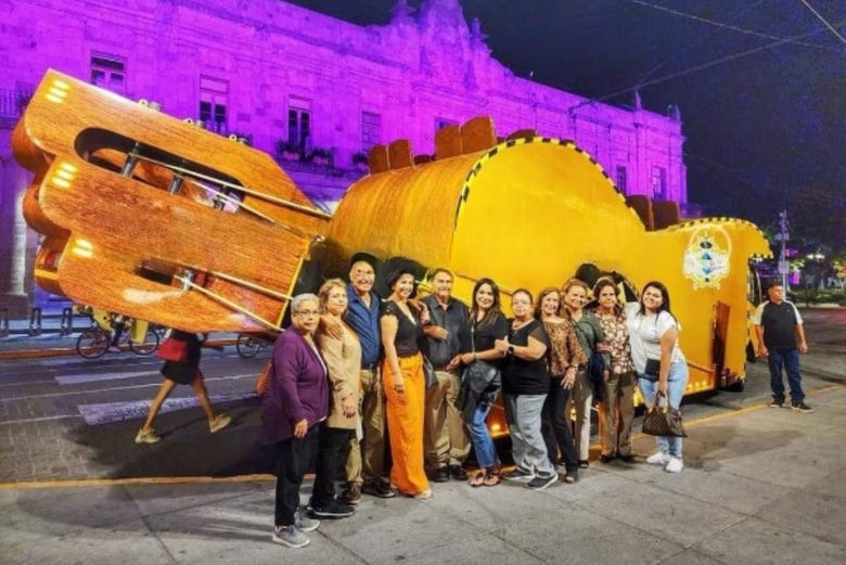 Cena con espectáculo de mariachis + Autobús guitarra