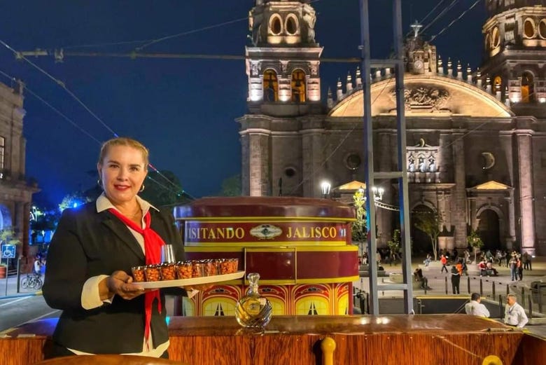 Cena con espectáculo de mariachis + Autobús guitarra