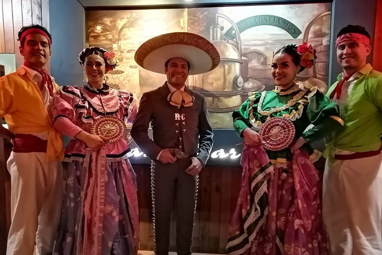 Cena con espectáculo de mariachis + Autobús guitarra