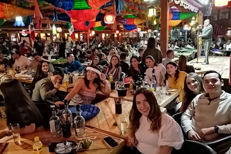 Cena con espectáculo de mariachis + Autobús guitarra