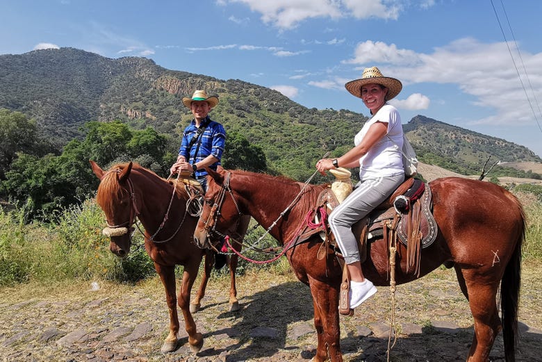 Imagen de Paseo a caballo por Tequila + Visita a una destilería con cata