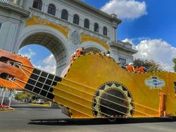 Cena con espectáculo de mariachis + Autobús guitarra