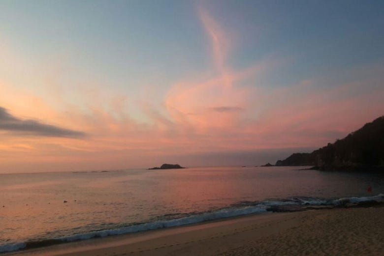 Barco por la bahía de Santa Cruz al amanecer