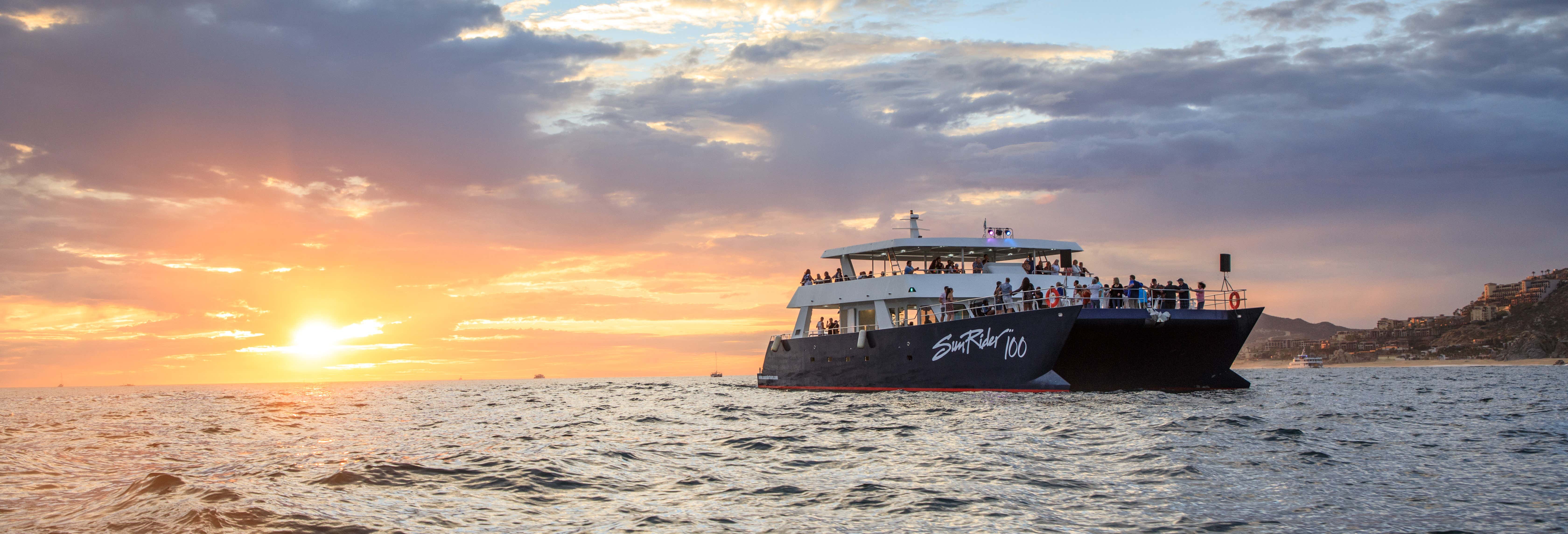 Festa in catamarano al tramonto a Los Cabos