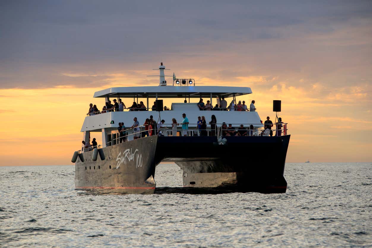 Avistamiento de ballenas en catamarán