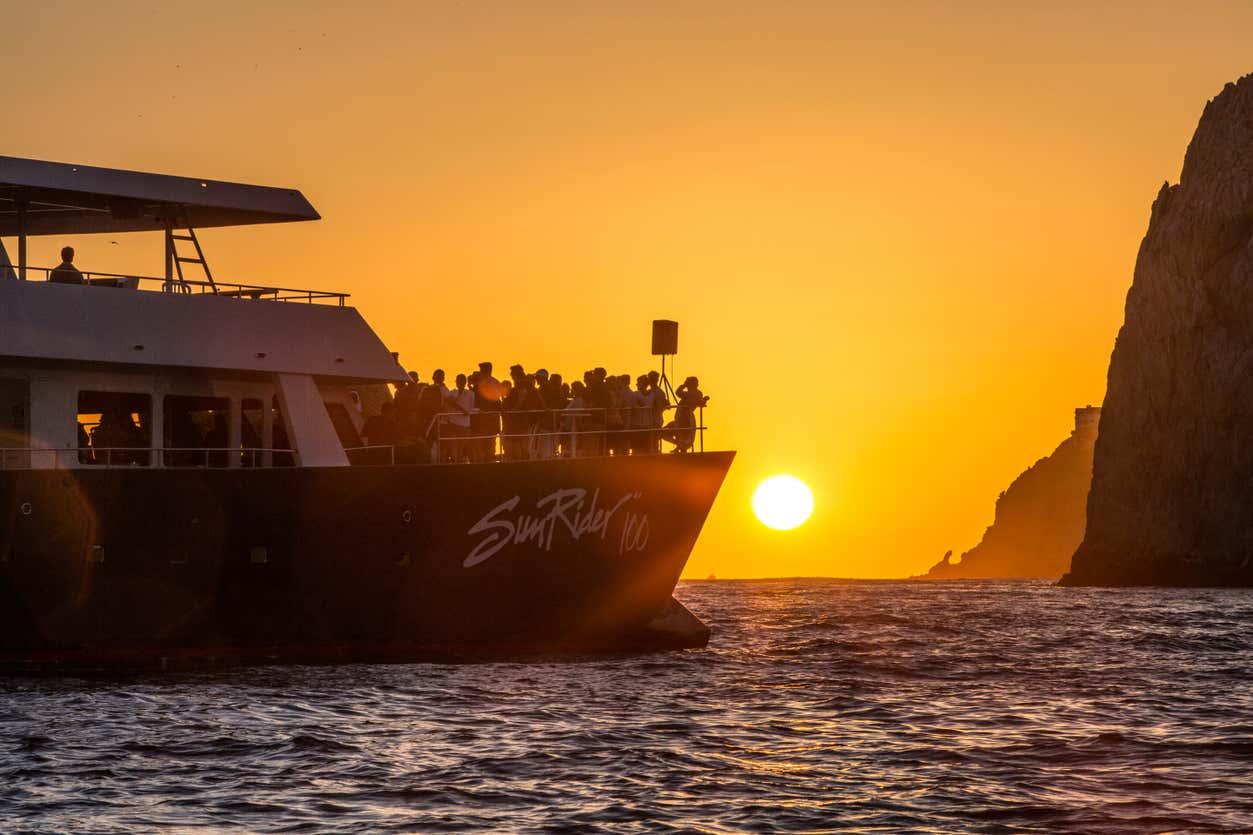 Paseo en catamarán al atardecer por Los Cabos