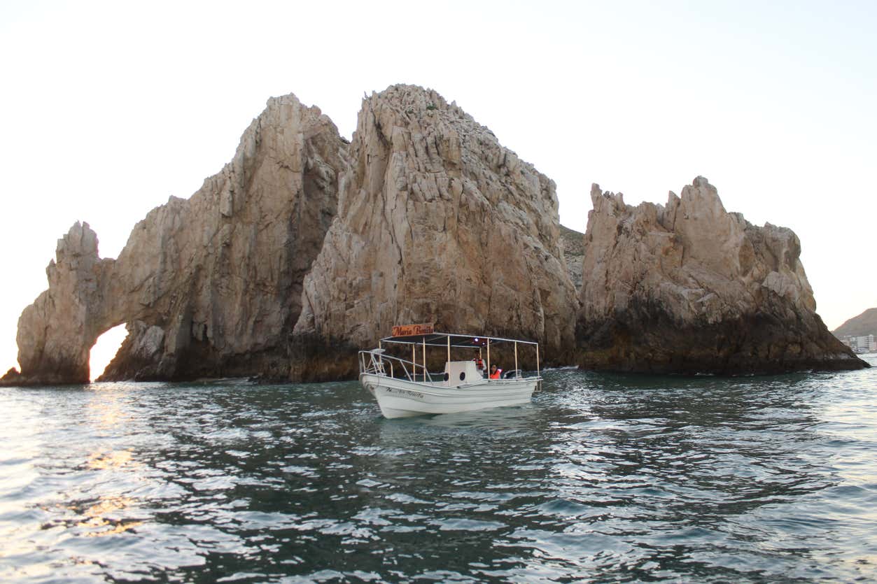 Paseo en barco por Cabo San Lucas con snorkel