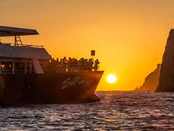 Paseo en catamarán al atardecer por Los Cabos