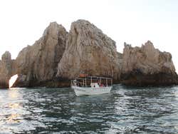 Paseo en barco por Cabo San Lucas con snorkel