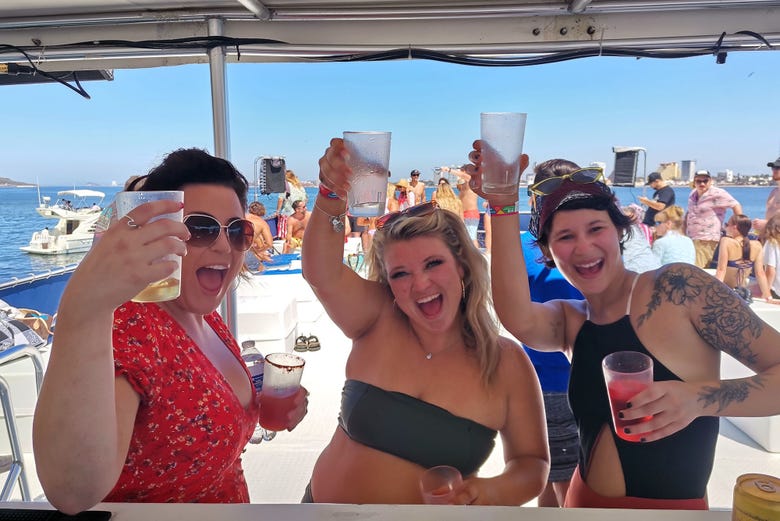 Fiesta en barco al atardecer por la Isla de Venados