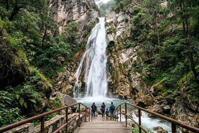 Excursión a la cascada Cola de Caballo y Santiago