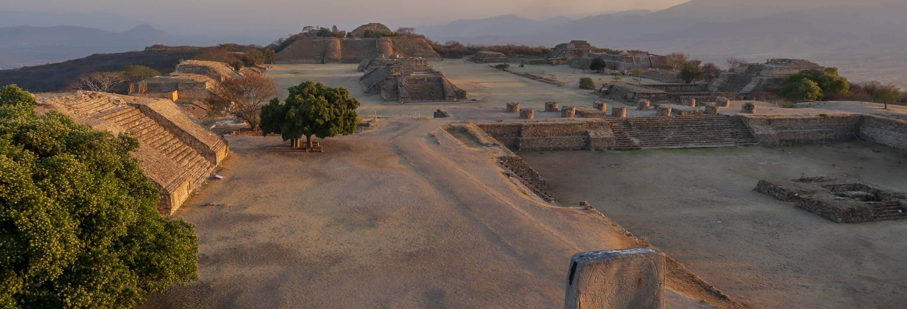 Tour del sito archeologico di Monte Albán al tramonto