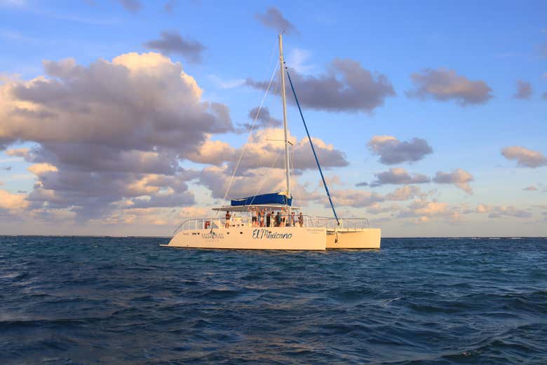 Paseo en catamarán al atardecer + Cena en Punta Maroma