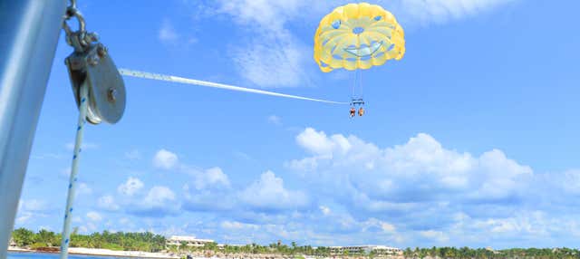 Parasailing a Punta Maroma
