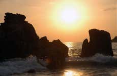 Barco pela baía de Puerto Escondido ao amanhecer