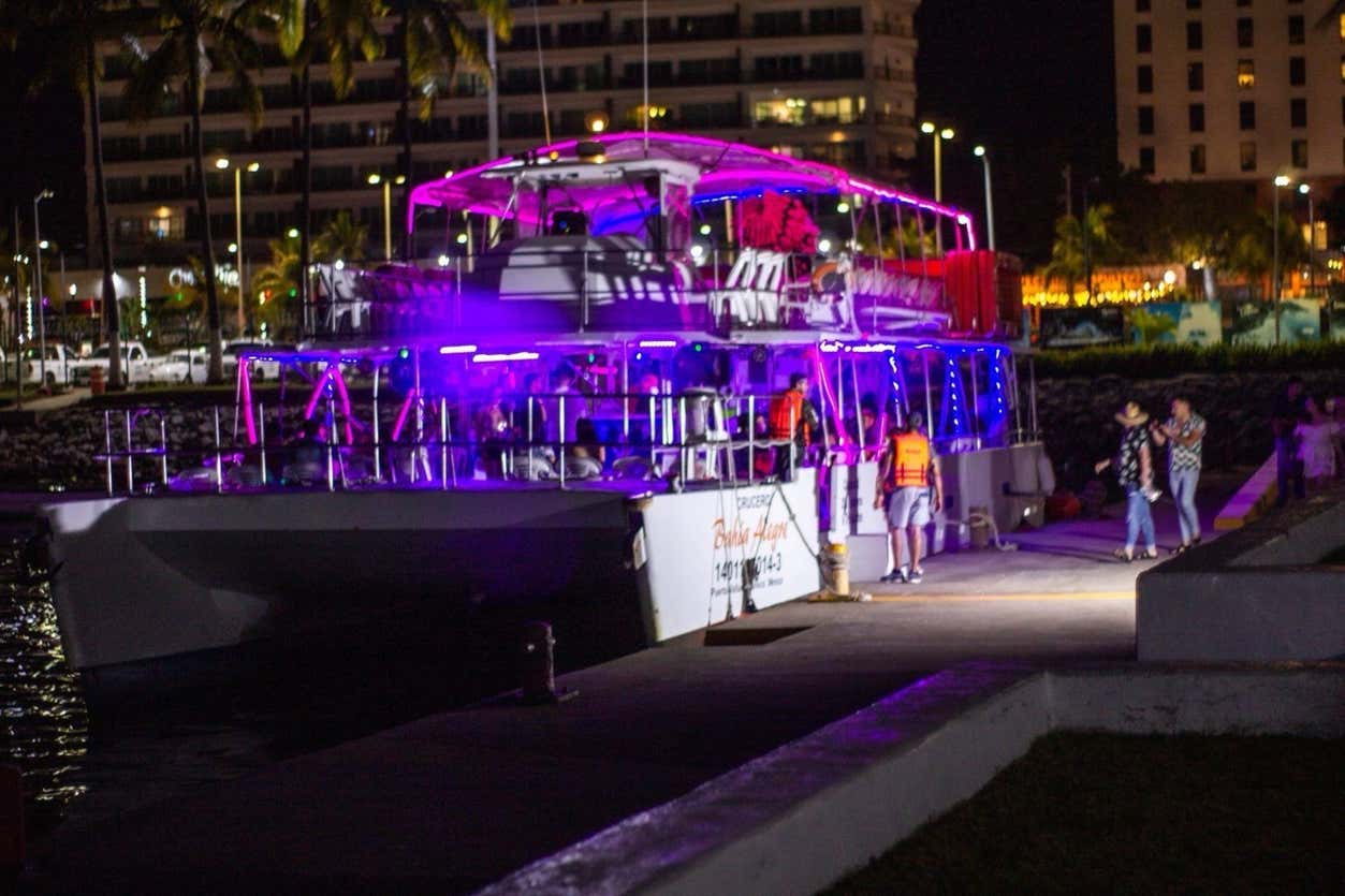 Fiesta en barco por Puerto Vallarta