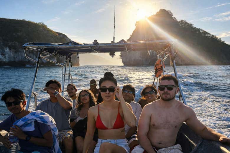 Paseo en lancha al atardecer y bioluminiscencia en Los Arcos de Mismaloya