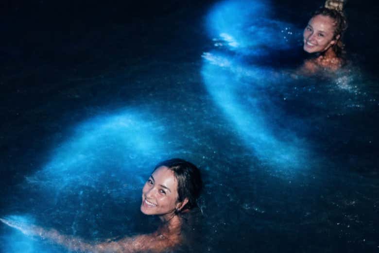 Paseo en lancha al atardecer y bioluminiscencia en Los Arcos de Mismaloya