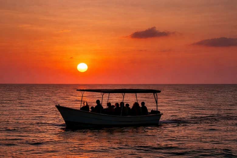 Paseo en lancha al atardecer y bioluminiscencia en Los Arcos de Mismaloya