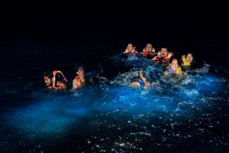 Paseo en lancha al atardecer y bioluminiscencia en Los Arcos de Mismaloya
