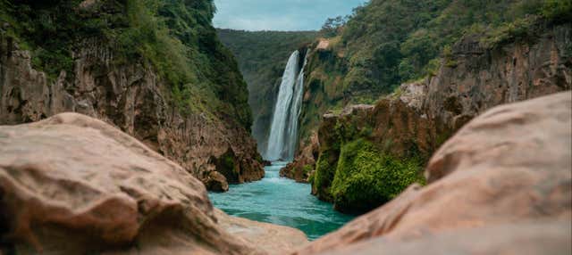 Discesa in corda doppia alla cascata di Tamul