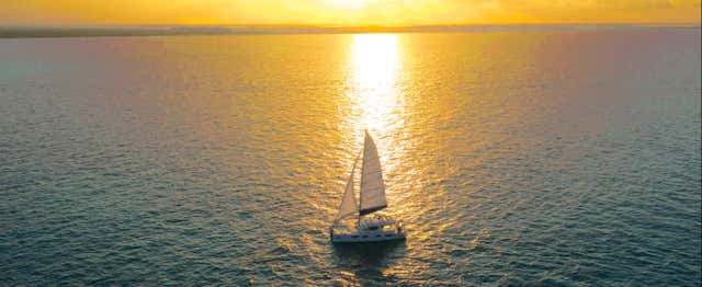 Balade en voilier au coucher du soleil autour de Tulum