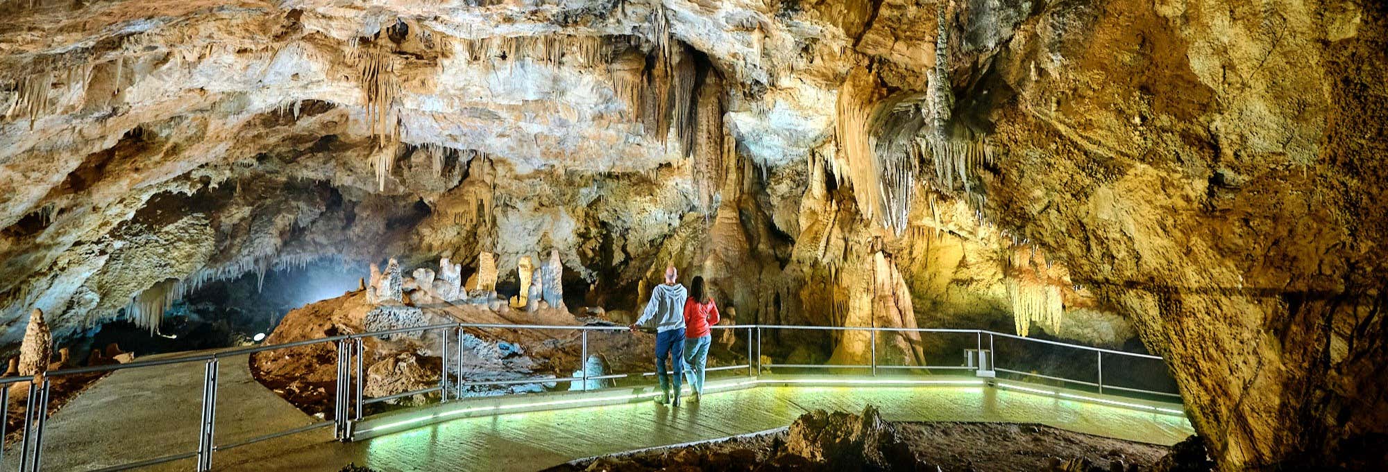 Visita guiada por la Cueva de Lipa