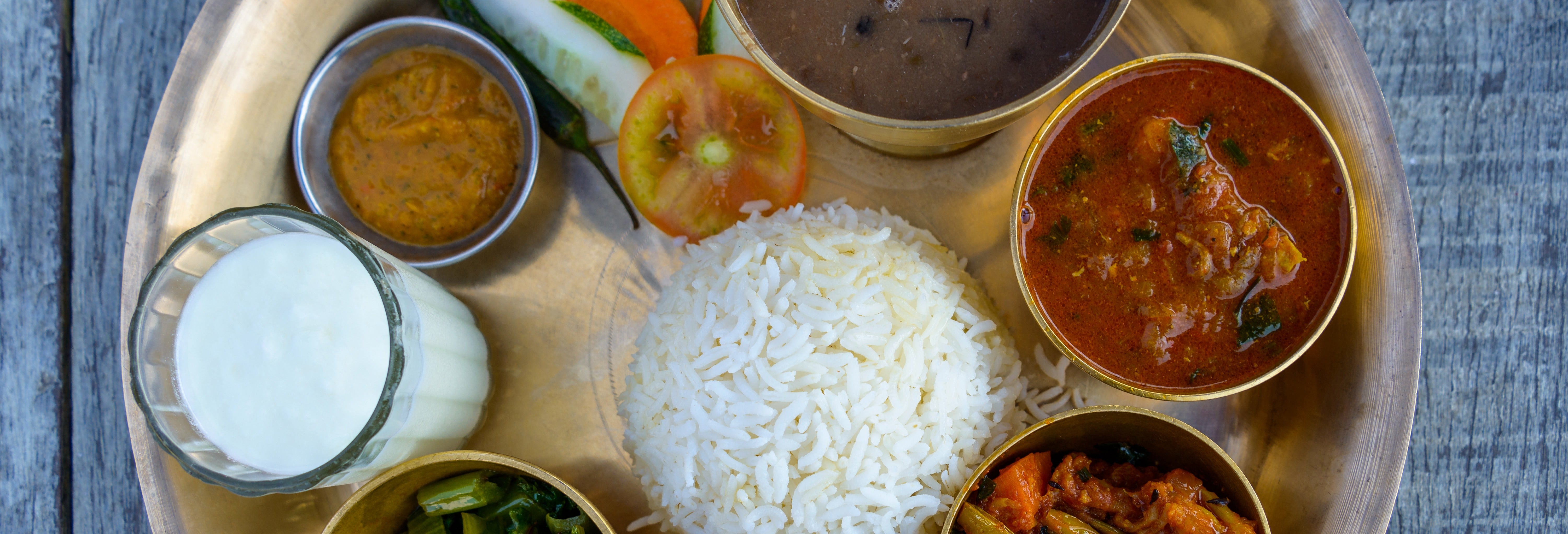 Aula de cozinha privada e almoço com uma família nepalesa
