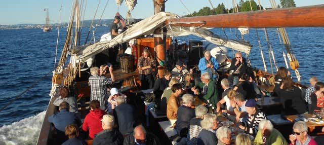 Crociera con buffet e musica dal vivo