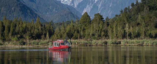 Paseo en barco por el lago Mapourika
