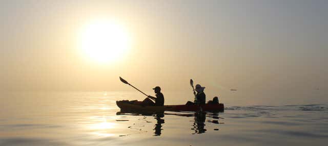 Tour lungo la costa di Mascate in kayak al tramonto