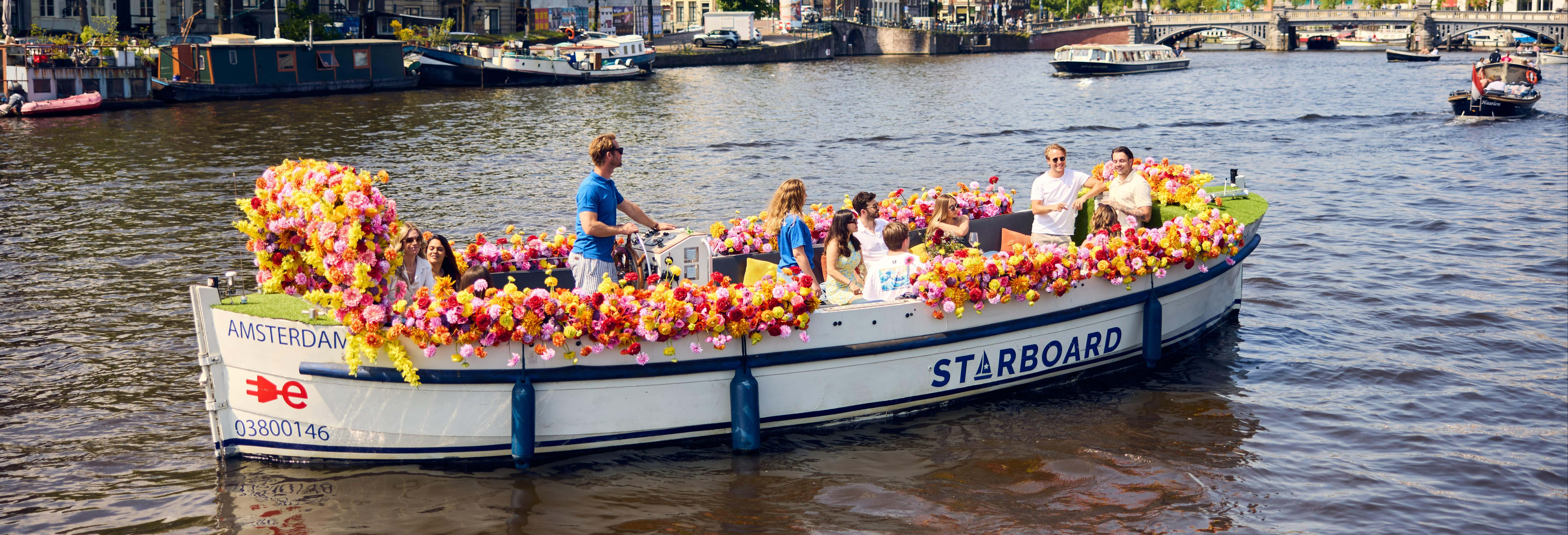 Giro in barca di fiori sui canali