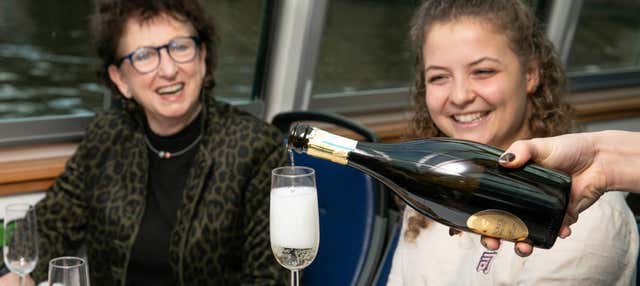 Giro in barca con degustazione di vino e formaggio