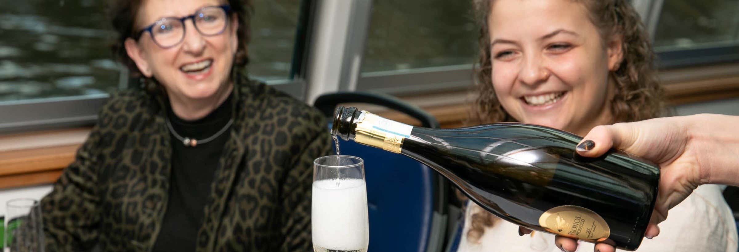 Giro in barca con degustazione di vino e formaggio