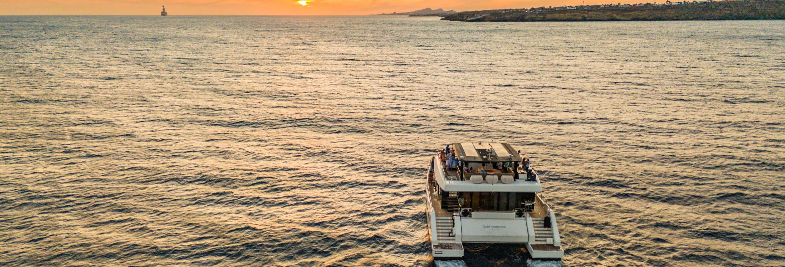 Festa in catamarano a Spanish Water al tramonto