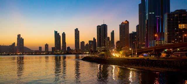 Giro in catamarano nella baia di Panamá al tramonto