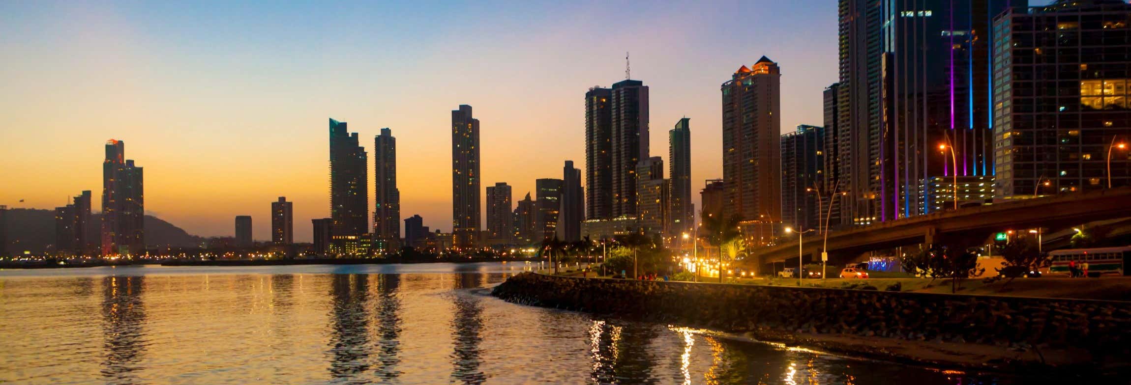 Giro in catamarano nella baia di Panamá al tramonto
