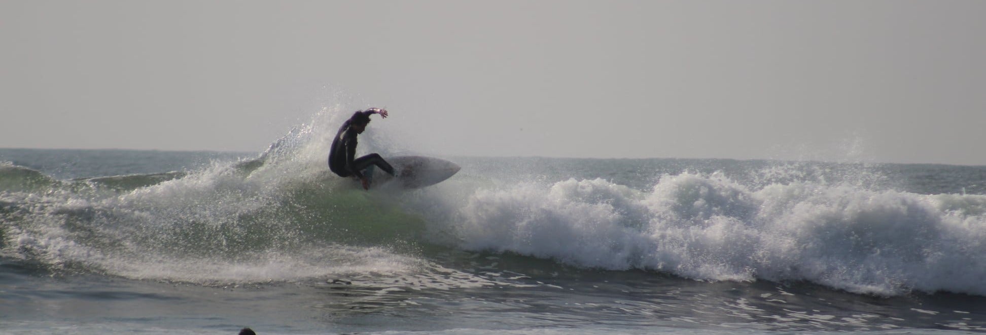 Surfe na costa de Lima