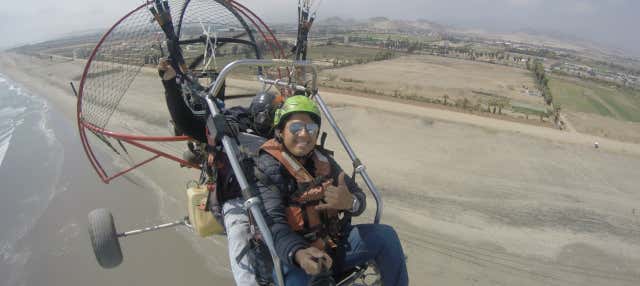 Volo in paratrike sulla costa meridionale di Lima