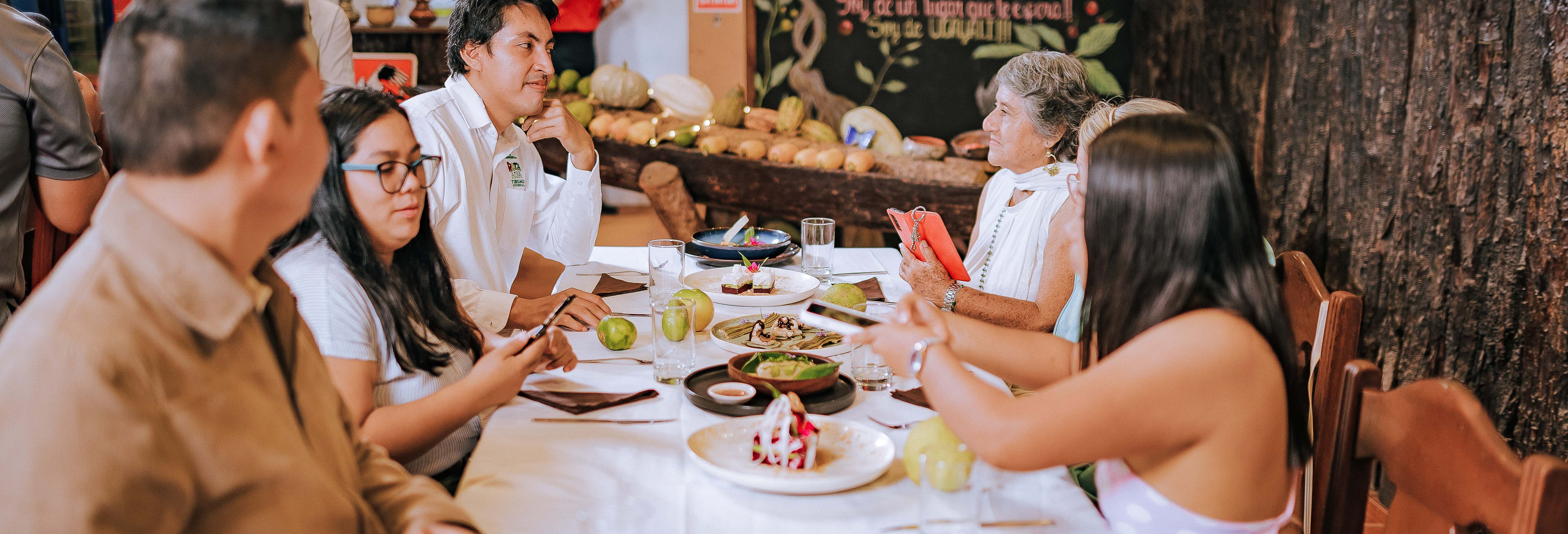 Tour serale di Pucallpa con cena