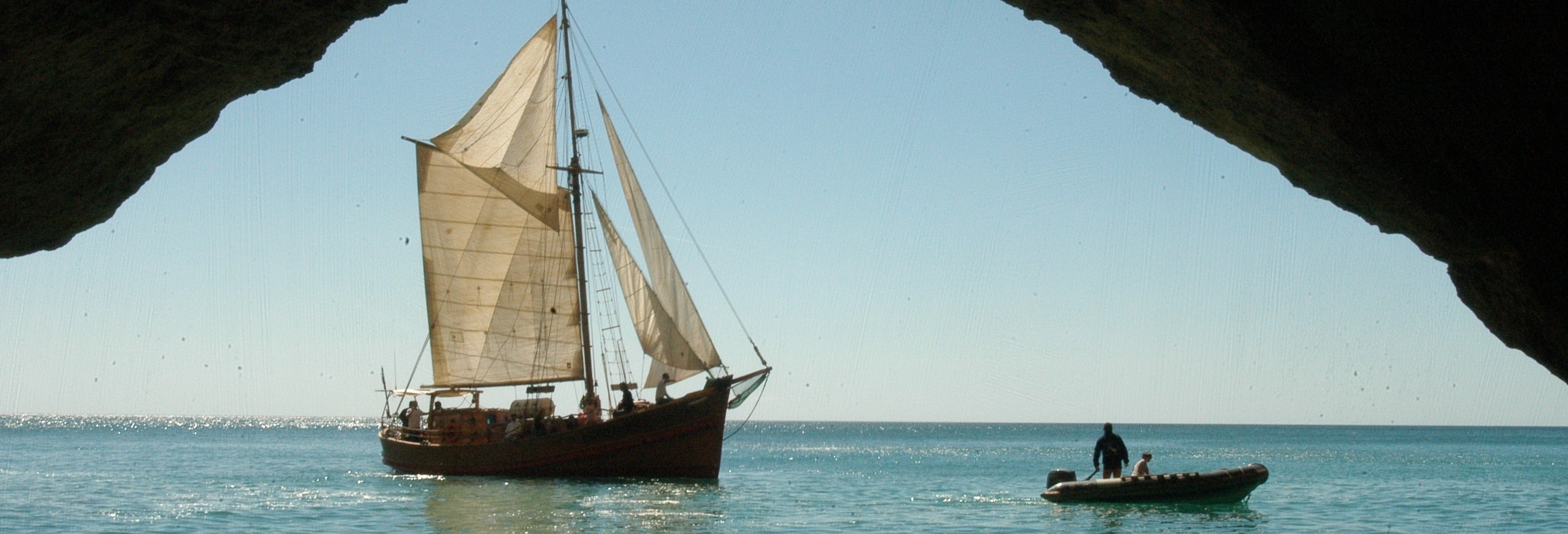 Passeio pelas grutas do Algarve de barco pirata de meio dia