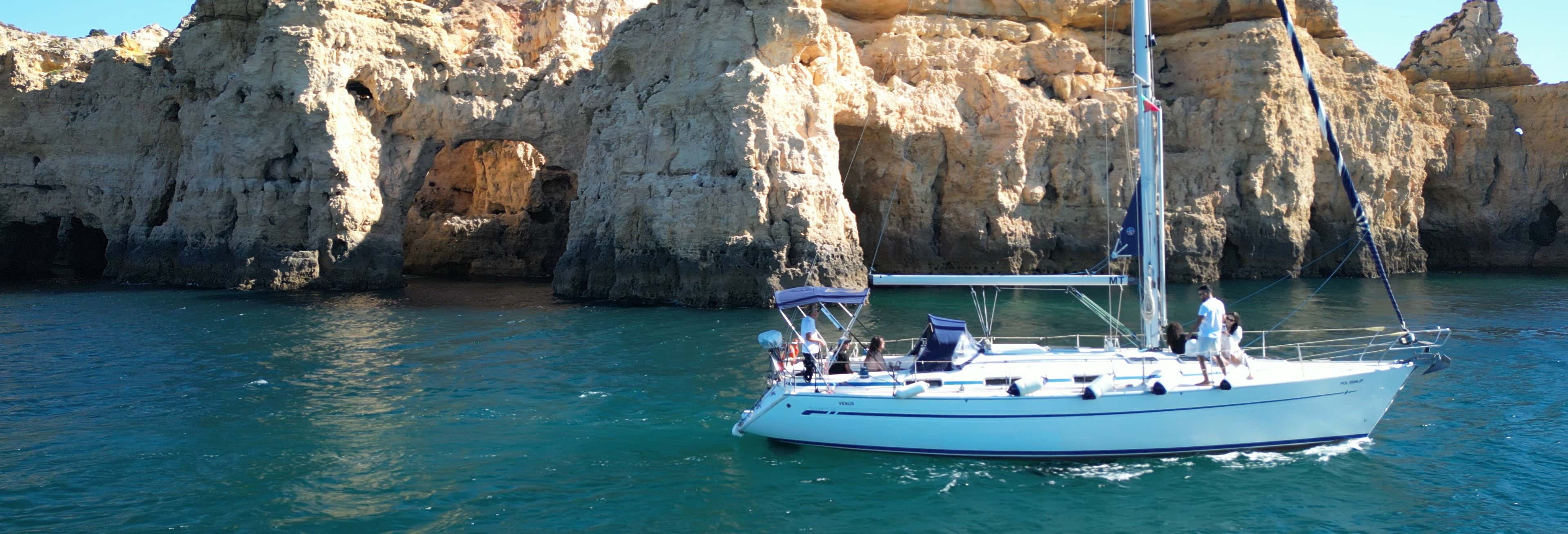 Paseo en barco privado por Sagres o las cuevas de Benagil