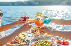 Paseo en catamarán por la costa del Algarve con brunch