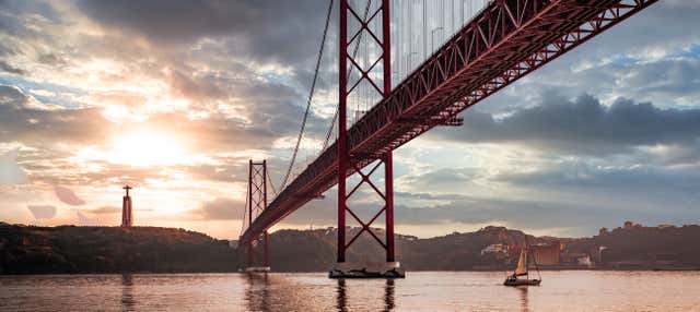 Giro in veliero al tramonto a Lisbona