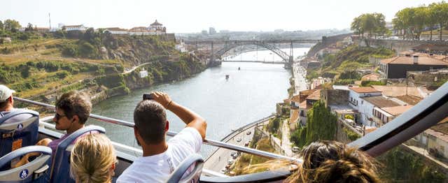 Autobús turístico de Oporto, paseo en barco y bodega Burmester