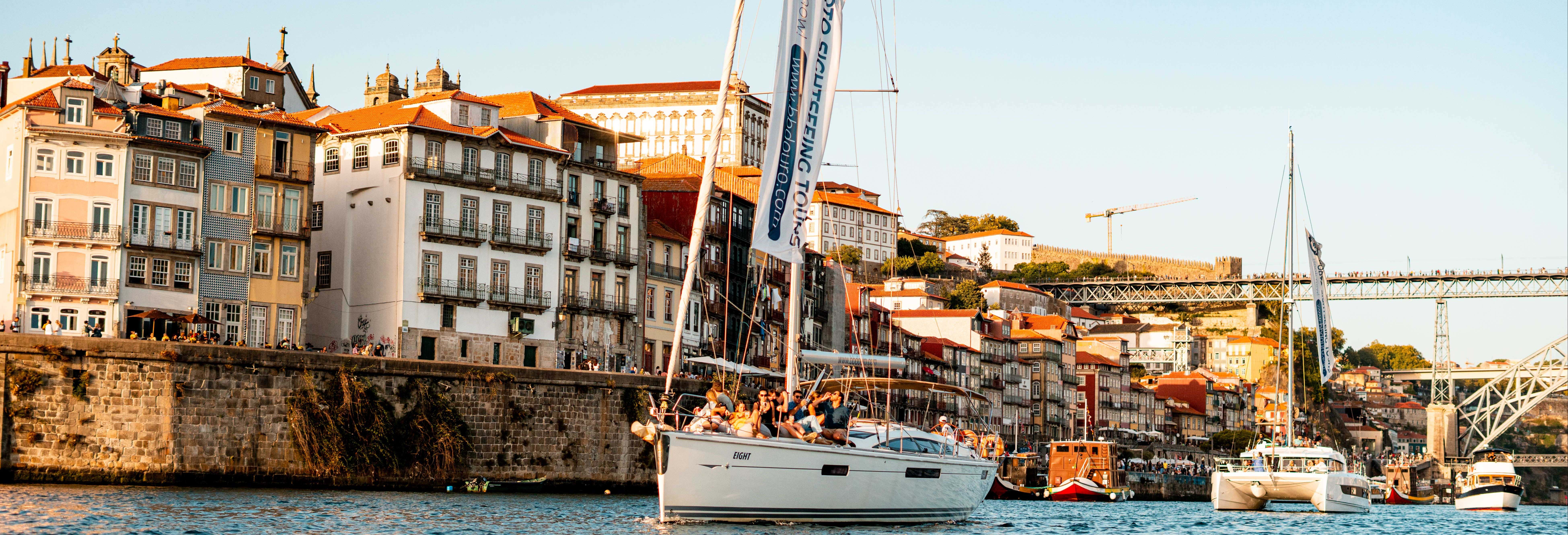 Passeio de catamarã ao entardecer