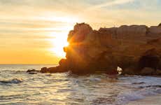 Paseo en lancha por las cuevas de Benagil al amanecer o atardecer