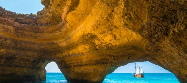 Tour delle grotte di Benagil su una nave pirata