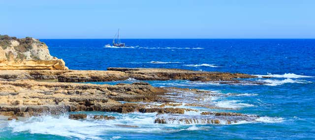 Giro in barca a vela lungo la costa dell'Algarve