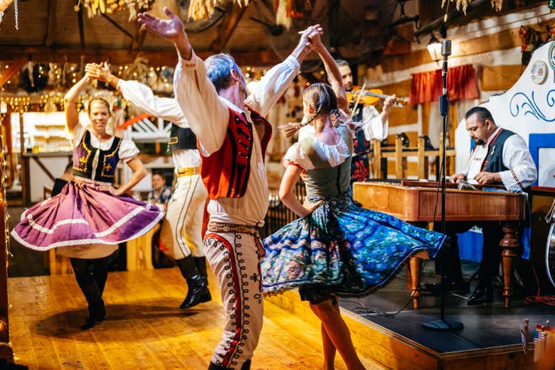 Dinner With Folk Show and Open Bar